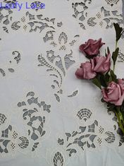100%の綿は葉が多いでアイレット生地レーザーを切った3D刺繍パッチを刺繍した