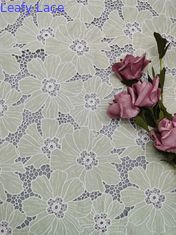 ヤード アイボリー葉が多い花の刺繍された綿アイレット生地
