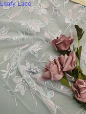 ウェディング ドレスのための葉が多い刺繍された星のレースの生地の網の部分の染料