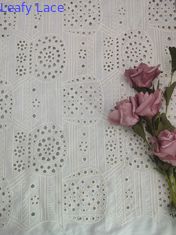 3D花のスパンコールのテュルの生地は花嫁の純レース様式を刺繍した
