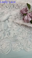 白い花のプラテッド蕾丝織物 衣装用 メッシュ グラウンド ハイ 複雑な刺身 結婚服