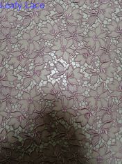 ピンクの花レーザーは女性の衣服のための125CM刺繍されたレースの生地を切った