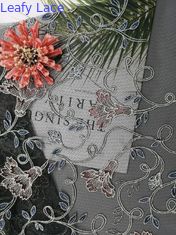 女性は女性のためのGarment花の刺繍されたレースの生地に服を着せる