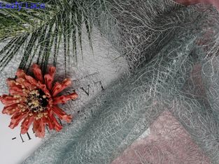 青く優美なテュルの網によって刺繍されるレースの生地