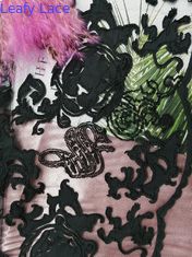 黒いレーザーはアップリケ刺繍の生地によって刺繍されたレースの生地を切った