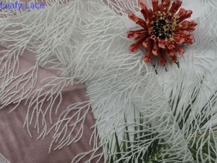 刺繍はレースの生地の白い結婚のレースの生地を束ねた