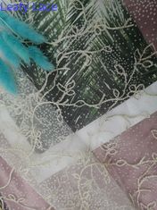 群がらせたメッシュ生地の花のレースを群がらせる刺繍をポルカ ドット