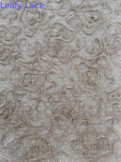 カーキ色のアップリケ刺繍の生地