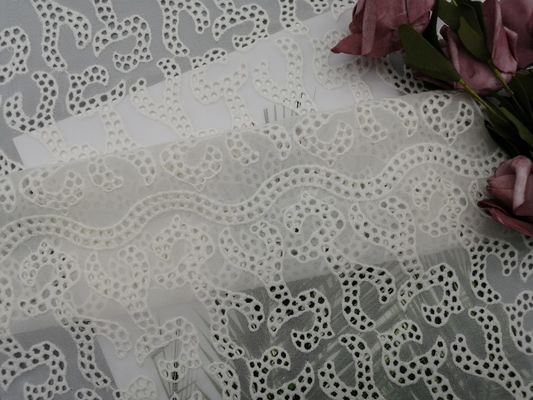 アイボリーの刺繍されたアイレット生地