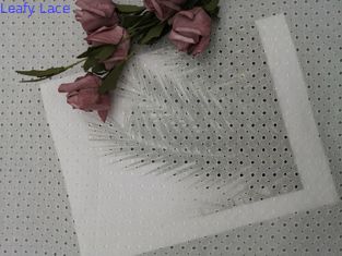 佐倉の桜の糸白い刺繍されたアイレット生地