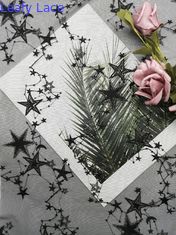 黒い星の形のスパンコールは生地を刺繍した