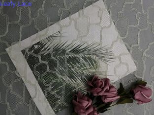 刺繍の網のフランスのChantillyの装飾的で幾何学的なレースの生地