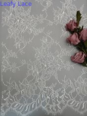 100%のナイロン145CM白い花のレースのテュルのメッシュ生地の刺繍の柔らかいレースの生地