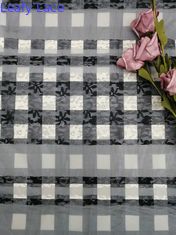 縞で飾られる格子縞パターン刺繍はチェック模様の印刷物の生地をひもで締める