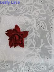 100%の綿は子供のための刺繍されたアイレット レースの生地を束ねた