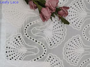 白い花嫁のレースの貝パターンはアイレット生地の100%の綿を刺繍した