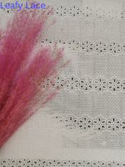 刺繍される線形Broderieは生地の100%の綿のねまきの生地に小穴をあける