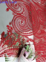 赤いテュルは花嫁の服の刺繍のペーズリーのレースの生地を一致させる