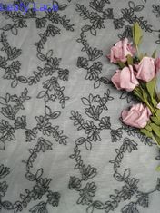 黒いレースの生地の銀のテュルの網をくまなく花によって束ねられる刺繍