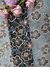 花のレースは刺繍の生地の女性の衣服の布を着色した