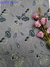 刺繍されたテュルのメッシュ生地の庭の花のレースの寝具の布