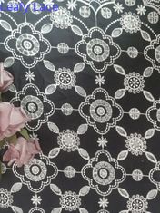 女性のためのGarment種族の刺繍されたアイレット生地の対照色のレース