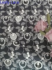 100%の綿のボイルはアイレット生地のツートーン レースを刺繍した