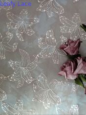 ピンク色は刺繍されたレースの生地の花のテュルの網のテーブルのランナーを印刷した