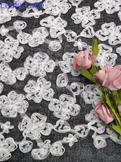 白く黒い対照色の花によって刺繍されるレースの生地のアップリケ