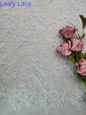 青いかぎ針編みのレースの生地の金属束ねるテュルの刺繍の女性は生地に服を着せる