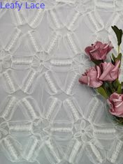 白いかぎ針編みのレースの生地3Dの花のレースの生地の網の束ねる刺繍