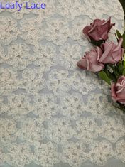 ピンク3Dの花のかぎ針編みのレースの生地は上塗を施してある刺繍の子供を服を着せるレースに失敗させる