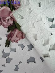 レーザーは純粋で白い綿がアイレット生地を刺繍したレースの生地を切った