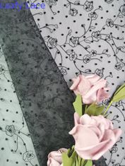 空想テュルはレースの生地の黒の花の刺繍された生地を群がらせた