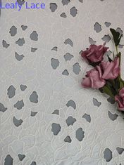 生地黒い地上の白い群がるAZOを自由にひもで締めるために印刷されるテュルの網