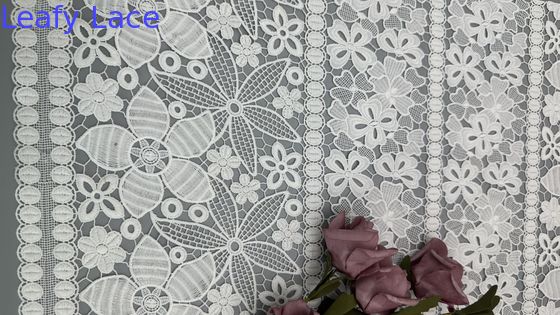 白い花の蕾の布 刺身の目玉の布 柔らかくてエレガントなドレス