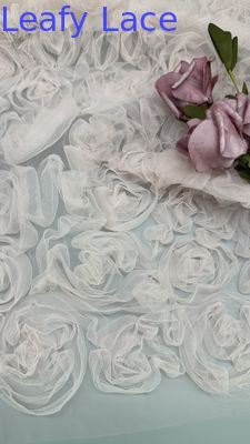 白い花のプラテッド蕾丝織物 衣装用 メッシュ グラウンド ハイ 複雑な刺身 結婚服