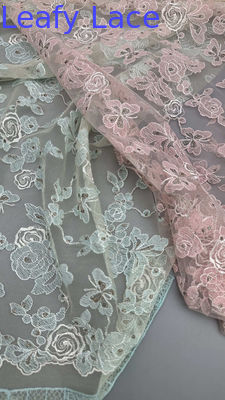 デザインに触発された夜服のための柔らかい網の上に繊細な糸