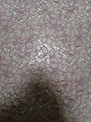 ピンクの花レーザーは女性の衣服のための125CM刺繍されたレースの生地を切った