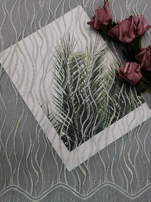 Chantillyのフランスのまつげの帆立貝が付いている金属レースの生地