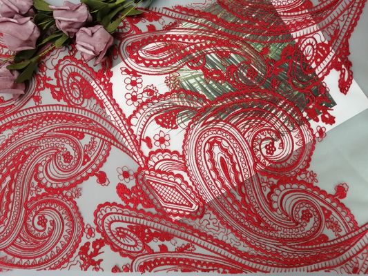 赤いテュルは花嫁の服の刺繍のペーズリーのレースの生地を一致させる