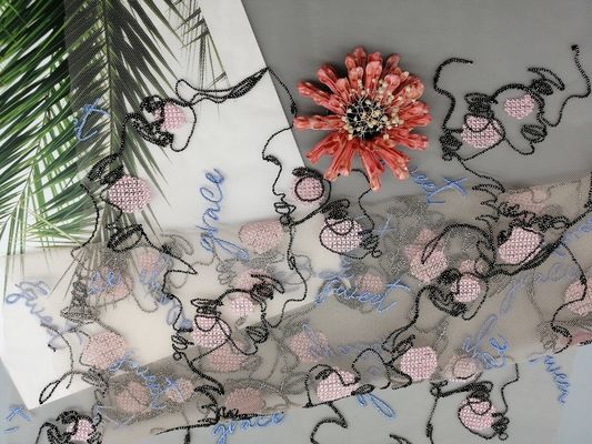多着色された刺繍されたテュル メッシュ生地を手紙と