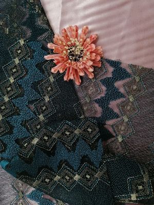 49"は金女性のための金属刺繍された生地を服を着るひもで締める