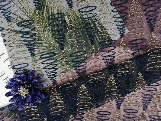 刺繍されるヤードは女の子の服のための幾何学的なメッシュ生地をひもで締める