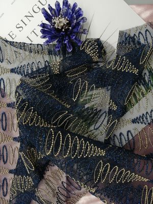 刺繍されるヤードは女の子の服のための幾何学的なメッシュ生地をひもで締める