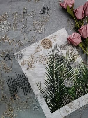 Ecoの友好的で幾何学的なライン着色された刺繍の生地