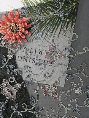 女性は女性のためのGarment花の刺繍されたレースの生地に服を着せる