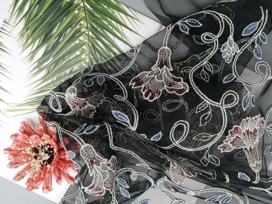 女性は女性のためのGarment花の刺繍されたレースの生地に服を着せる