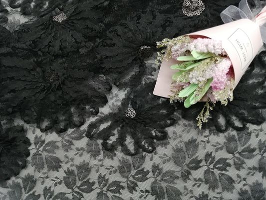 芯を取られた刺繍党は黒い3Dスパンコールのアップリケの生地をひもで締める