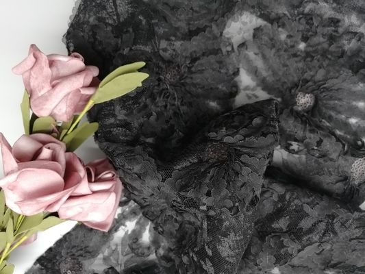 芯を取られた刺繍党は黒い3Dスパンコールのアップリケの生地をひもで締める